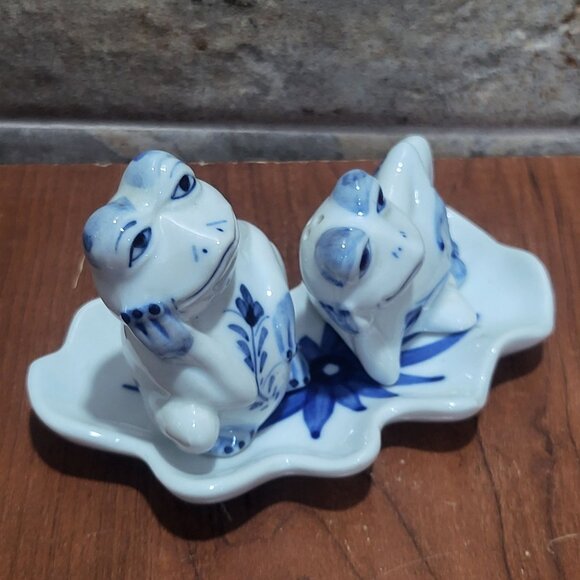 Vintage Lounging Frog Couple Blue White Floral Salt Pepper Shaker Set - Picture 11 of 12
